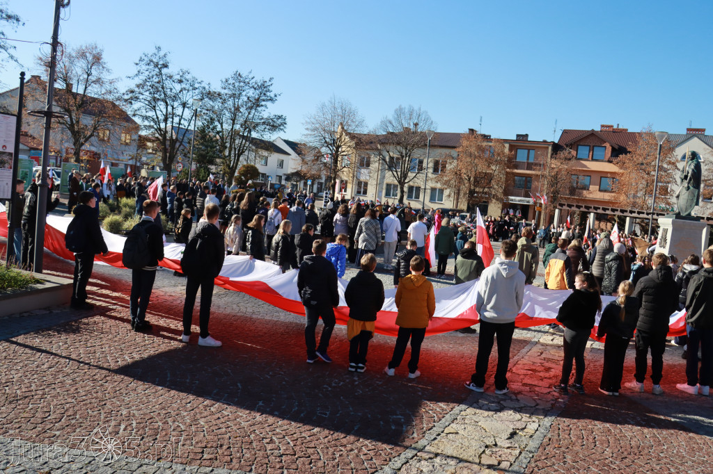 Fotorelacja I: Obchody 107. ROCZNICY ODZYSKANIA NIEPODLEGŁOŚCI na rynku w Koziegłowach