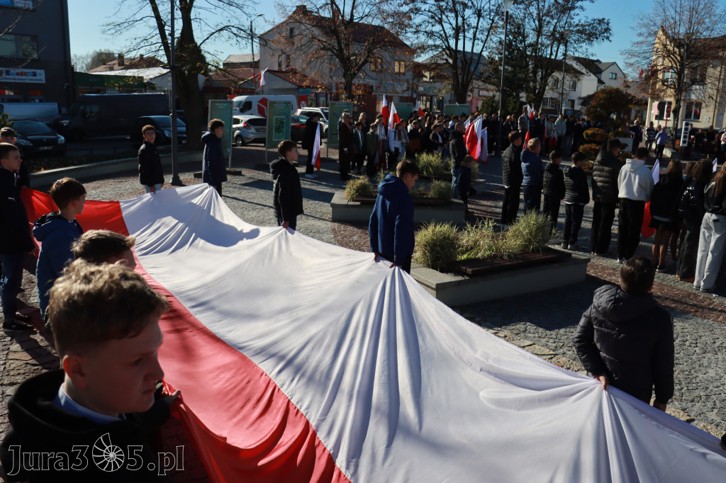 Fotorelacja I: Obchody 107. ROCZNICY ODZYSKANIA NIEPODLEGŁOŚCI na rynku w Koziegłowach