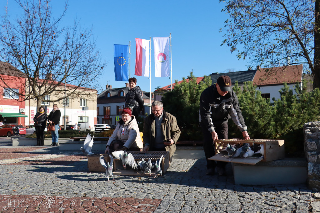 Fotorelacja I: Obchody 107. ROCZNICY ODZYSKANIA NIEPODLEGŁOŚCI na rynku w Koziegłowach