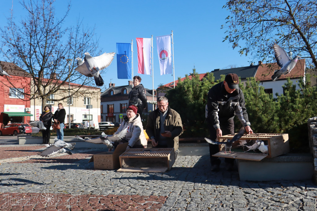 Fotorelacja I: Obchody 107. ROCZNICY ODZYSKANIA NIEPODLEGŁOŚCI na rynku w Koziegłowach