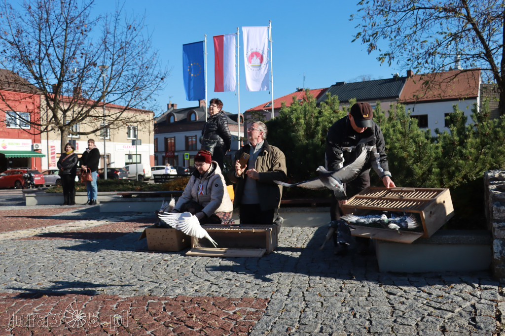 Fotorelacja I: Obchody 107. ROCZNICY ODZYSKANIA NIEPODLEGŁOŚCI na rynku w Koziegłowach