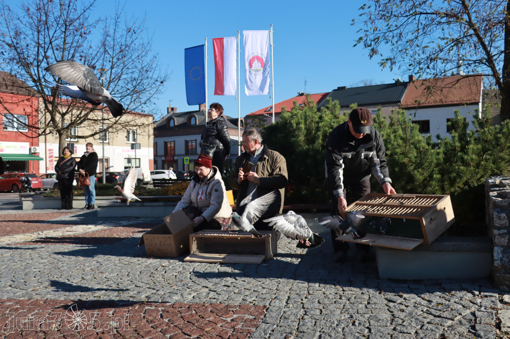Fotorelacja I: Obchody 107. ROCZNICY ODZYSKANIA NIEPODLEGŁOŚCI na rynku w Koziegłowach