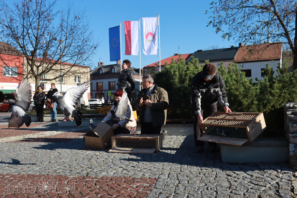 Fotorelacja I: Obchody 107. ROCZNICY ODZYSKANIA NIEPODLEGŁOŚCI na rynku w Koziegłowach