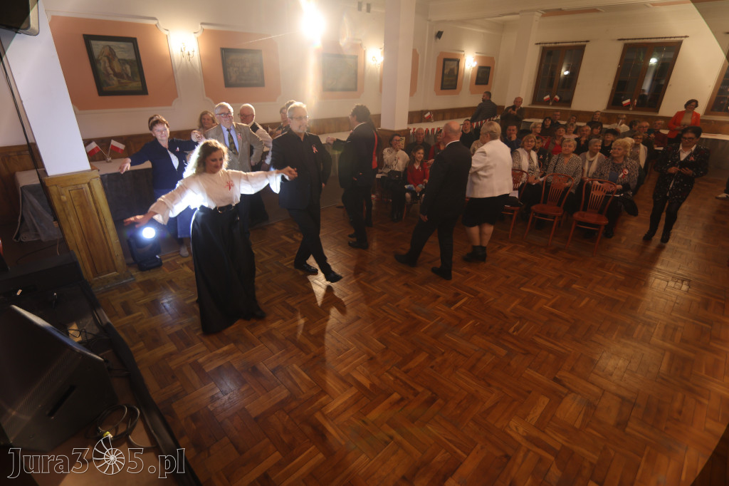 Fotorelacja: Święto Niepodległości w Pałacyku nad Wartą w Zawierciu Kromołowie