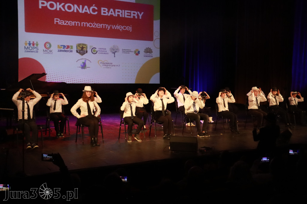 Fotorelacja: POKONAĆ BARIERY - Razem możemy więcej w MOK Zawiercie