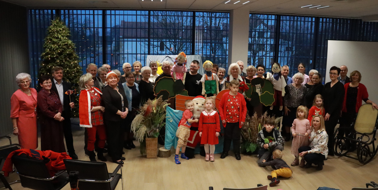 Fotorelacja: Spektakl lalkowy przygotowany przez Klub Seniora Koziołek - Bajka PRZYGODY BOLKA I LOLKA