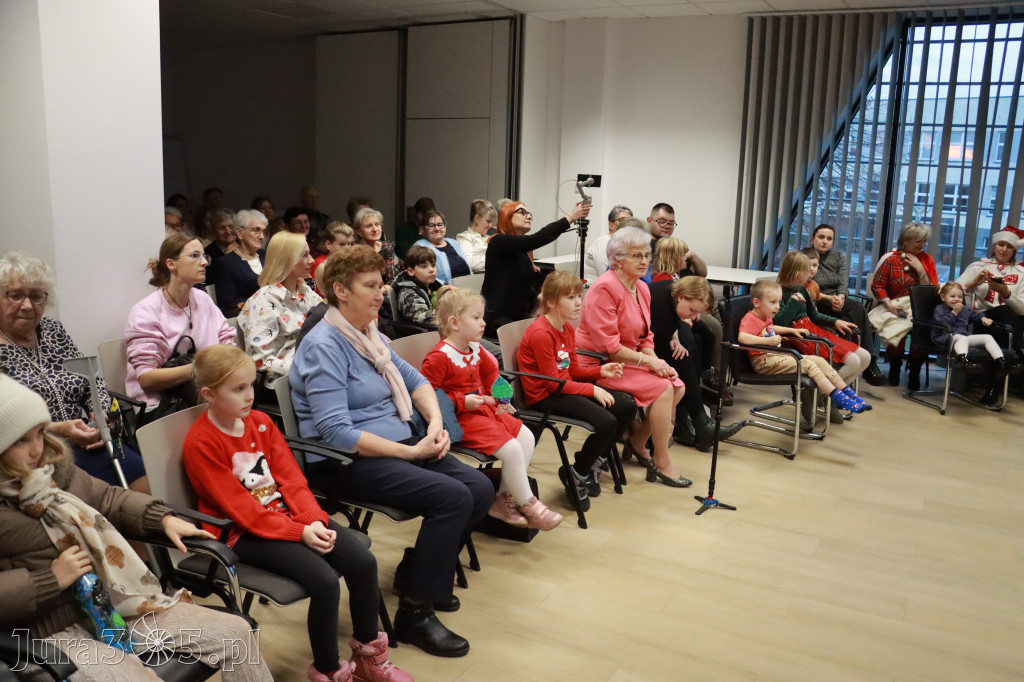 Fotorelacja: Spektakl lalkowy przygotowany przez Klub Seniora Koziołek - Bajka PRZYGODY BOLKA I LOLKA