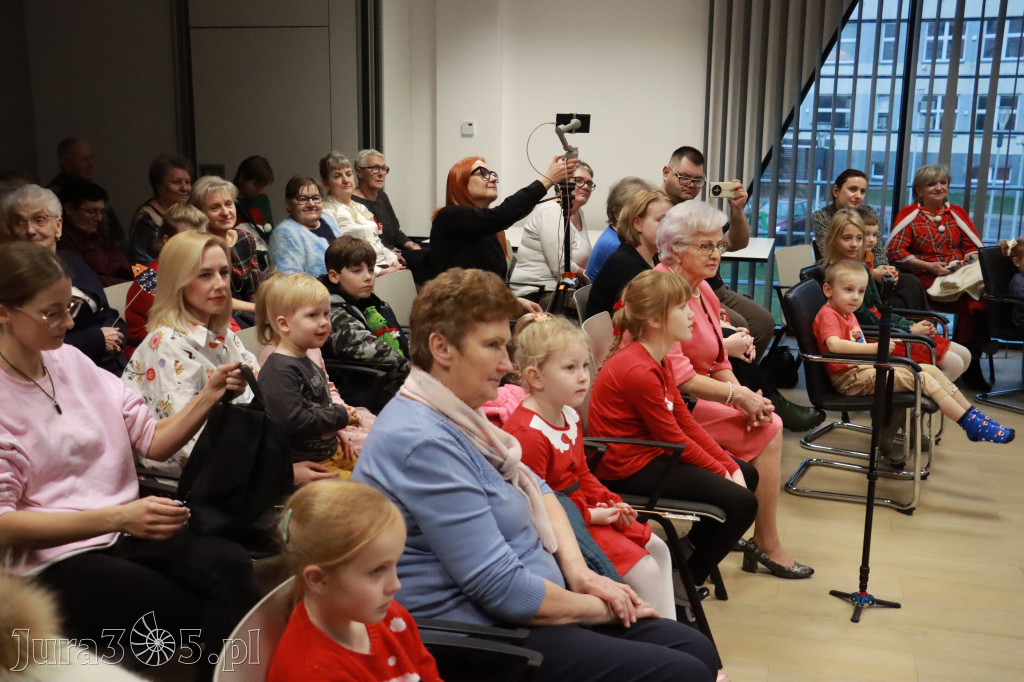 Fotorelacja: Spektakl lalkowy przygotowany przez Klub Seniora Koziołek - Bajka PRZYGODY BOLKA I LOLKA