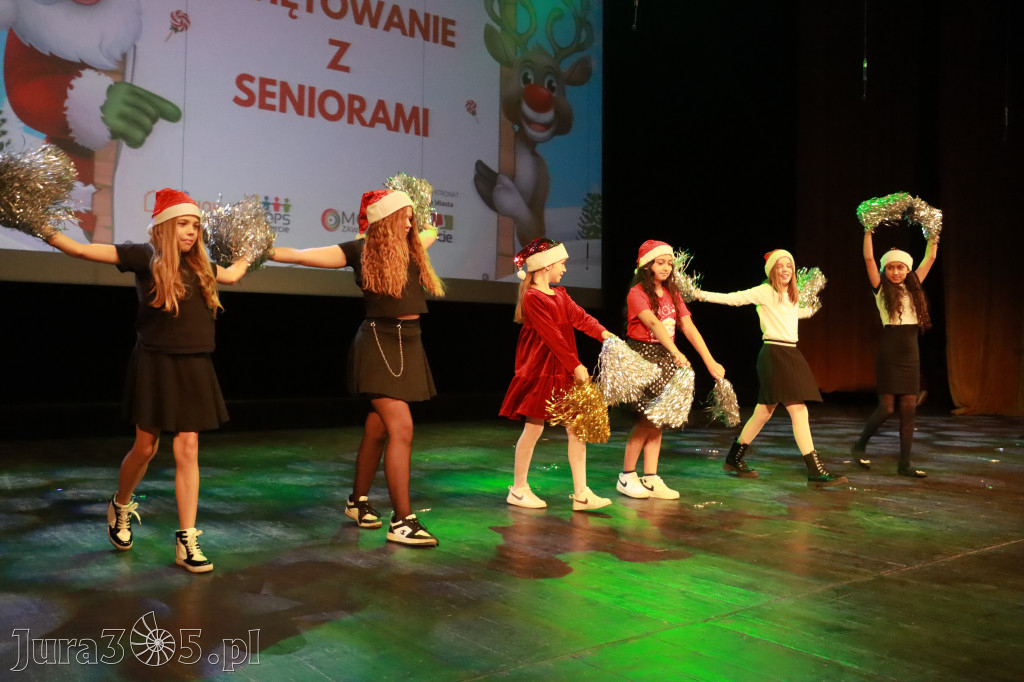 Fotorelacja: Świętowanie z Seniorami w MOK Zawiercie