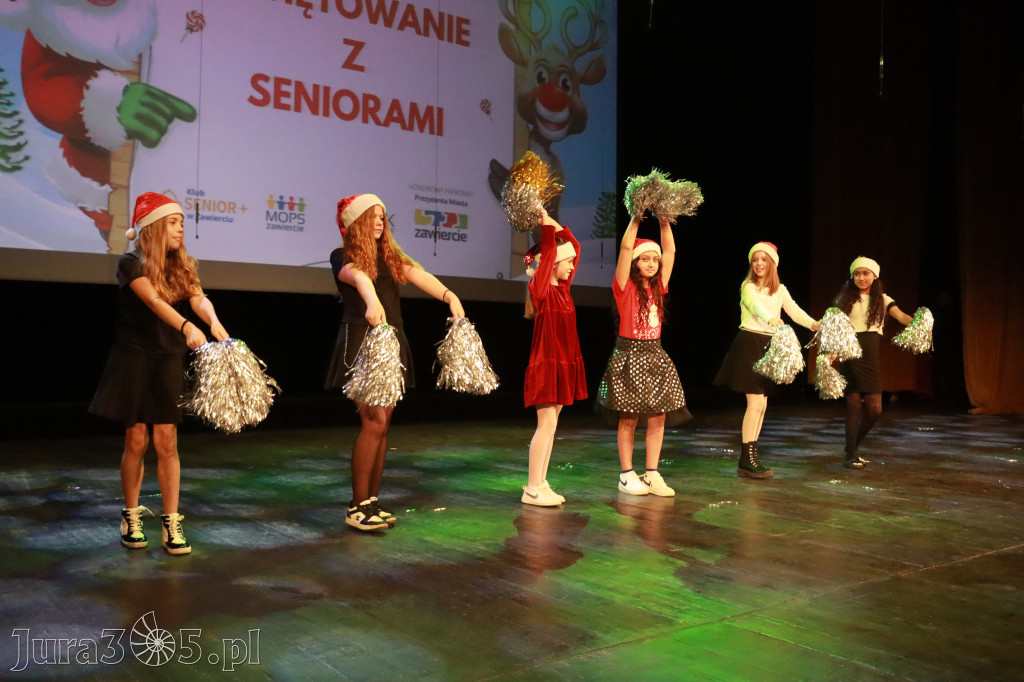 Fotorelacja: Świętowanie z Seniorami w MOK Zawiercie