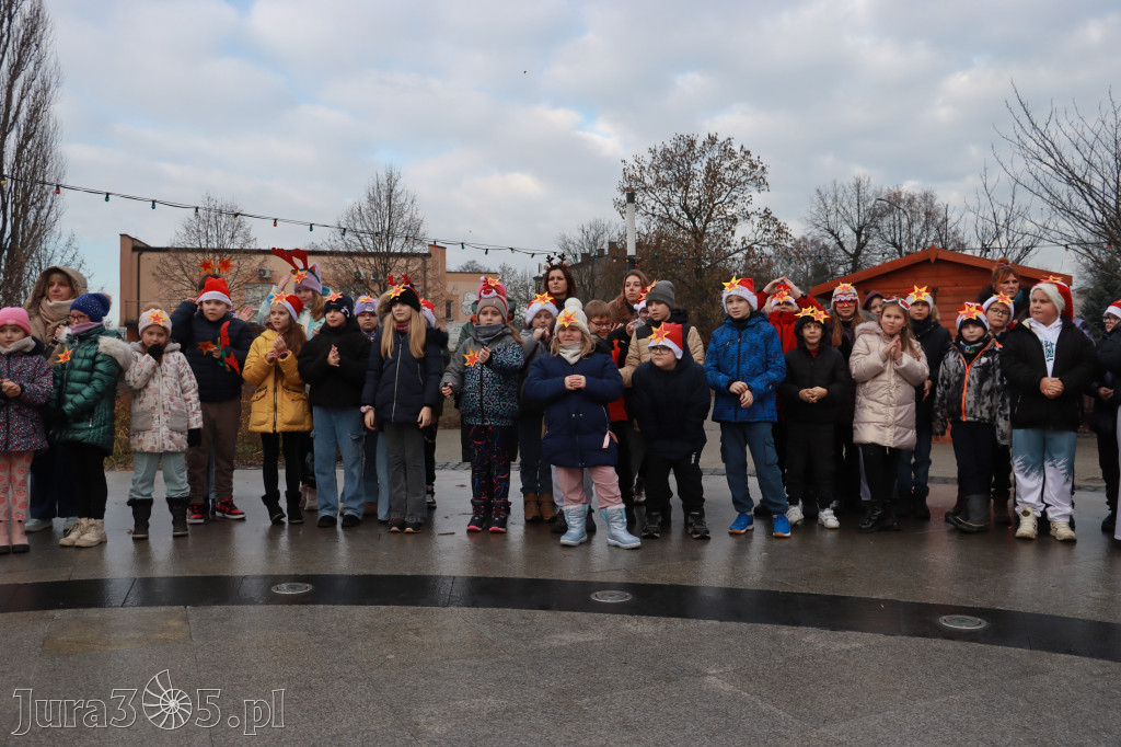 Fotorelacja: Wspólne kolędowanie uczniów i przedszkolaków w Zawierciu