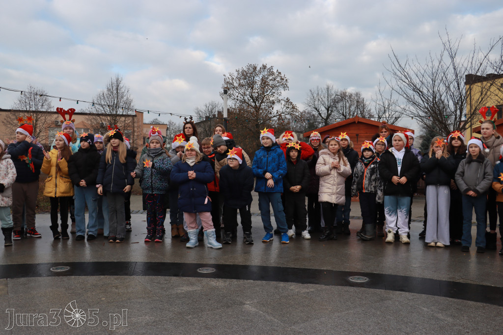 Fotorelacja: Wspólne kolędowanie uczniów i przedszkolaków w Zawierciu