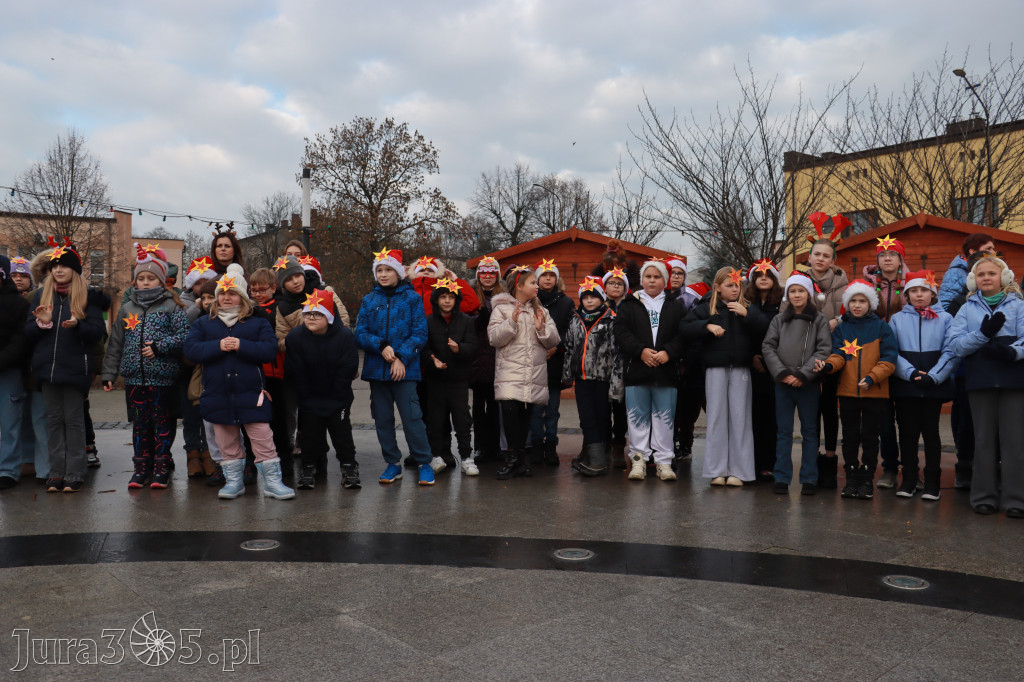 Fotorelacja: Wspólne kolędowanie uczniów i przedszkolaków w Zawierciu