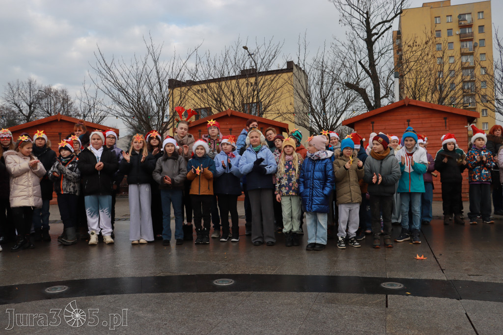 Fotorelacja: Wspólne kolędowanie uczniów i przedszkolaków w Zawierciu