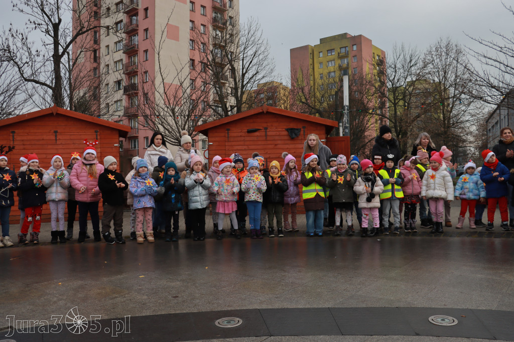 Fotorelacja: Wspólne kolędowanie uczniów i przedszkolaków w Zawierciu