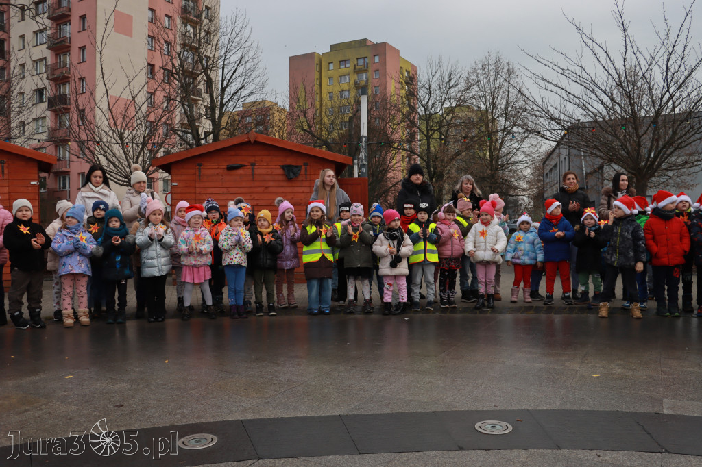 Fotorelacja: Wspólne kolędowanie uczniów i przedszkolaków w Zawierciu