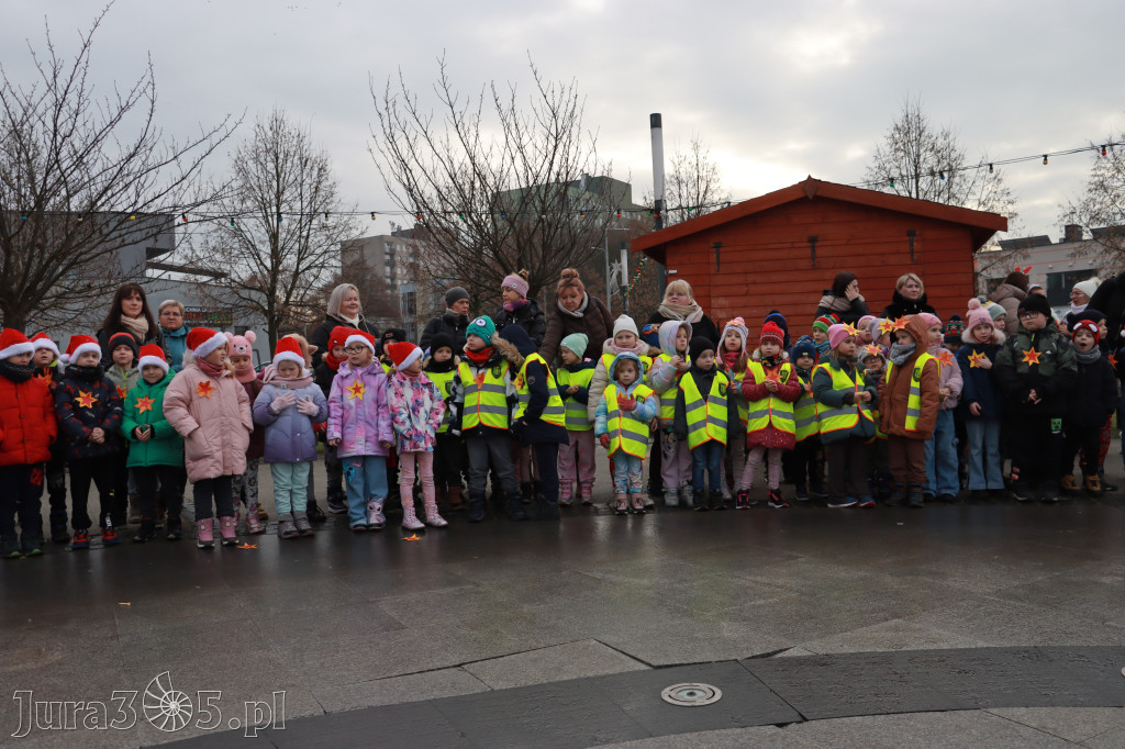 Fotorelacja: Wspólne kolędowanie uczniów i przedszkolaków w Zawierciu