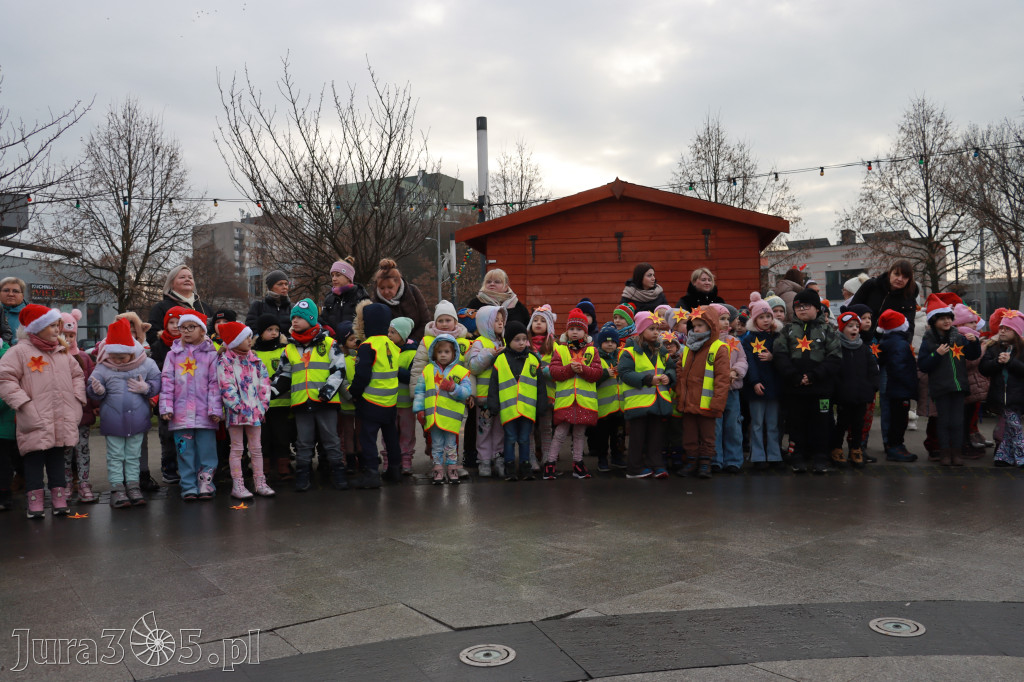 Fotorelacja: Wspólne kolędowanie uczniów i przedszkolaków w Zawierciu