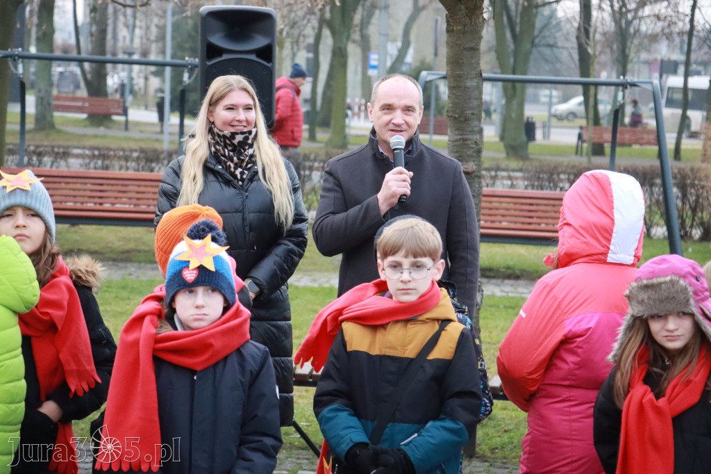 Fotorelacja: Wspólne kolędowanie uczniów i przedszkolaków w Zawierciu