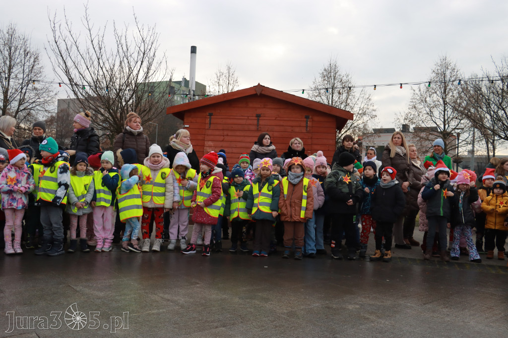 Fotorelacja: Wspólne kolędowanie uczniów i przedszkolaków w Zawierciu