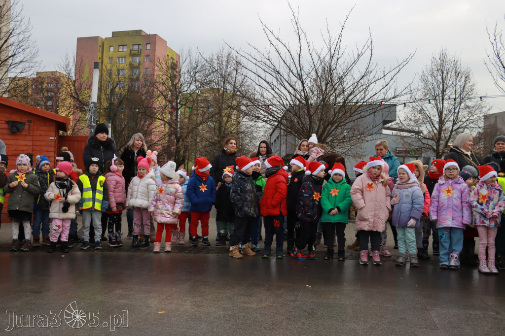 Fotorelacja: Wspólne kolędowanie uczniów i przedszkolaków w Zawierciu