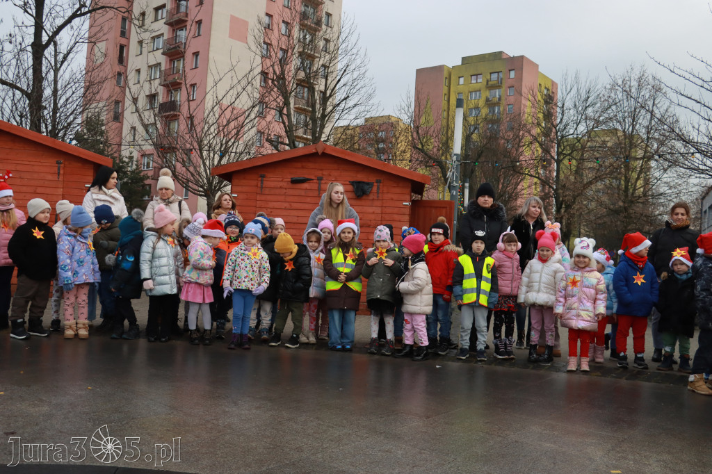 Fotorelacja: Wspólne kolędowanie uczniów i przedszkolaków w Zawierciu
