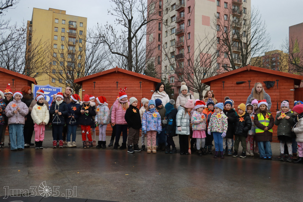 Fotorelacja: Wspólne kolędowanie uczniów i przedszkolaków w Zawierciu
