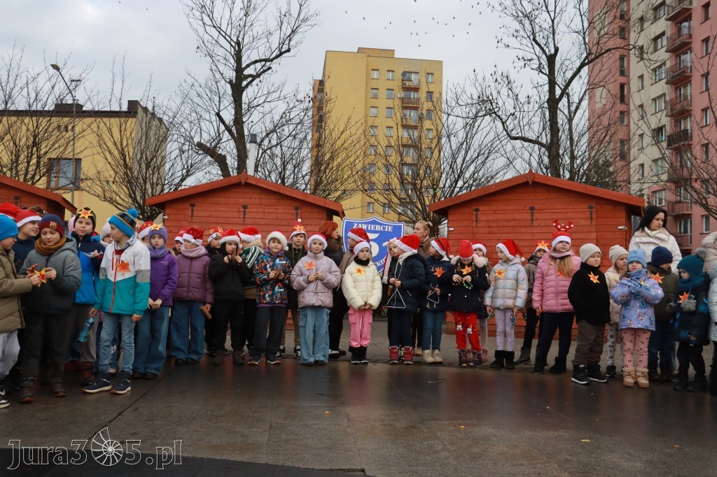 Fotorelacja: Wspólne kolędowanie uczniów i przedszkolaków w Zawierciu