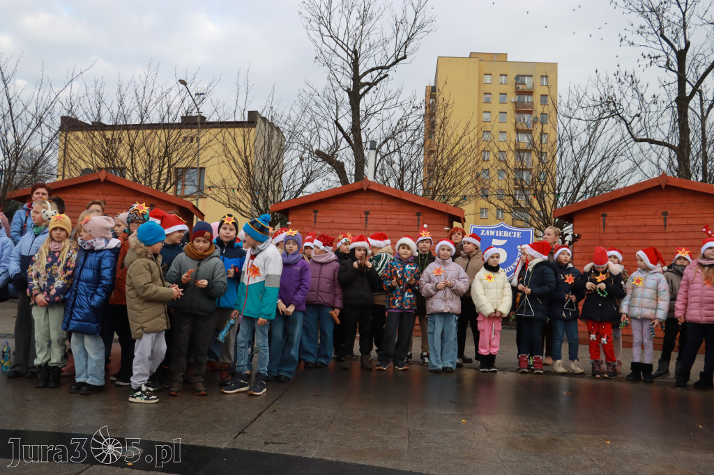 Fotorelacja: Wspólne kolędowanie uczniów i przedszkolaków w Zawierciu
