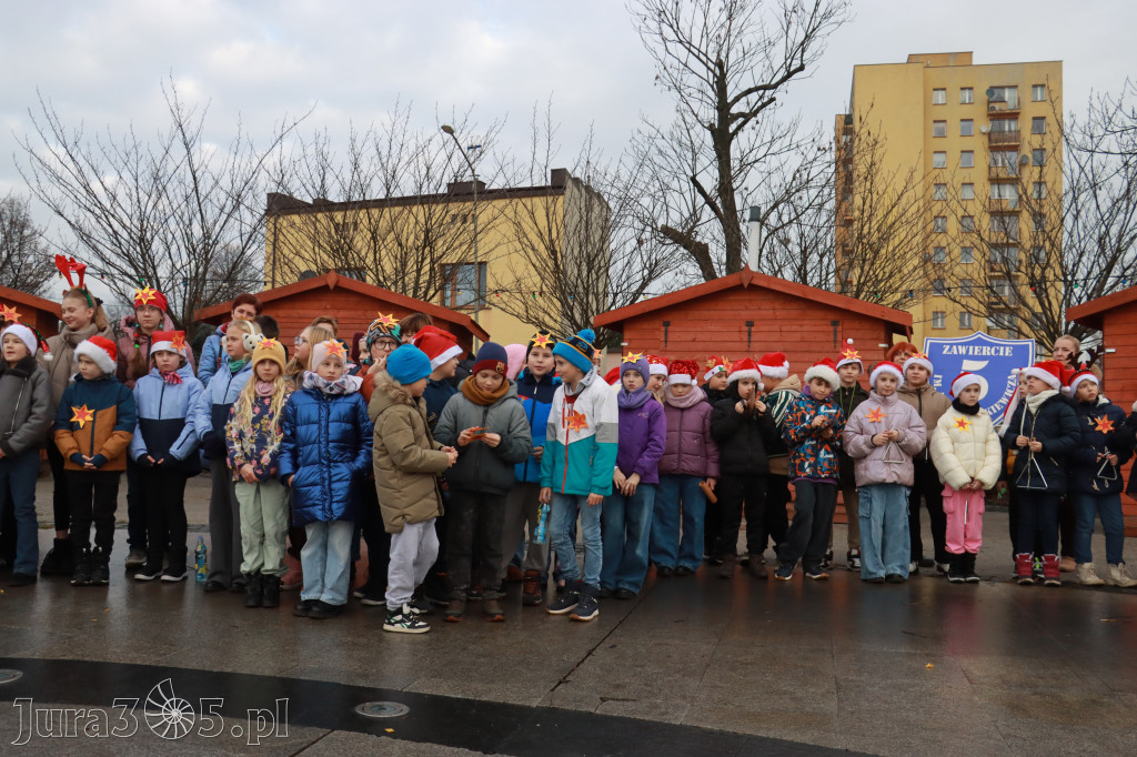 Fotorelacja: Wspólne kolędowanie uczniów i przedszkolaków w Zawierciu