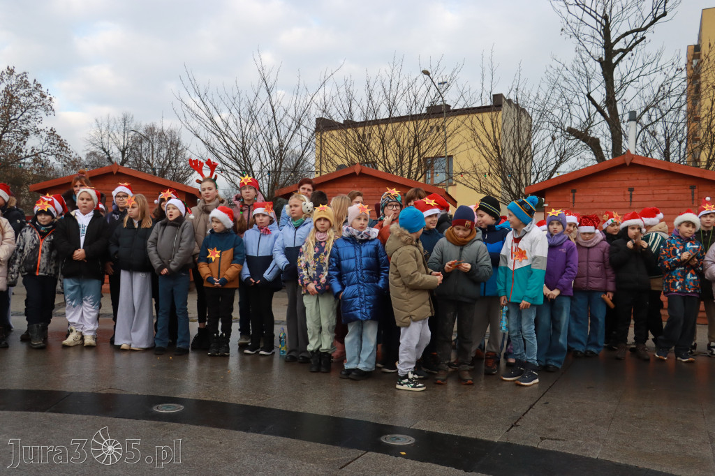 Fotorelacja: Wspólne kolędowanie uczniów i przedszkolaków w Zawierciu