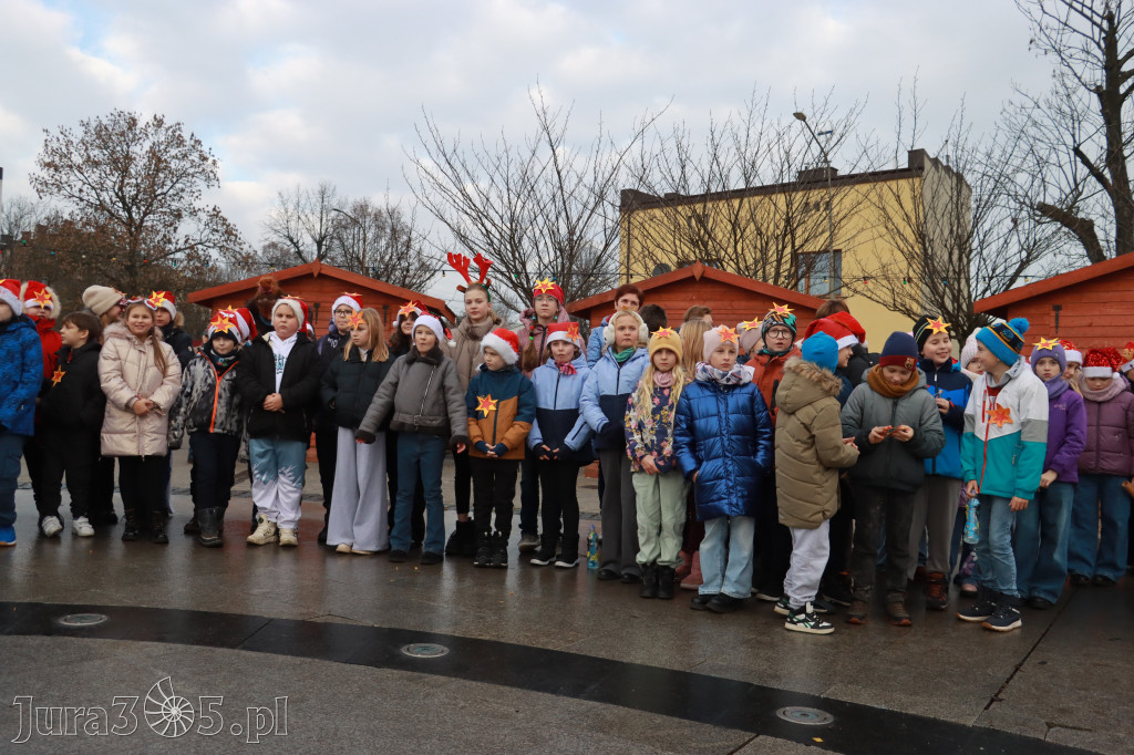 Fotorelacja: Wspólne kolędowanie uczniów i przedszkolaków w Zawierciu