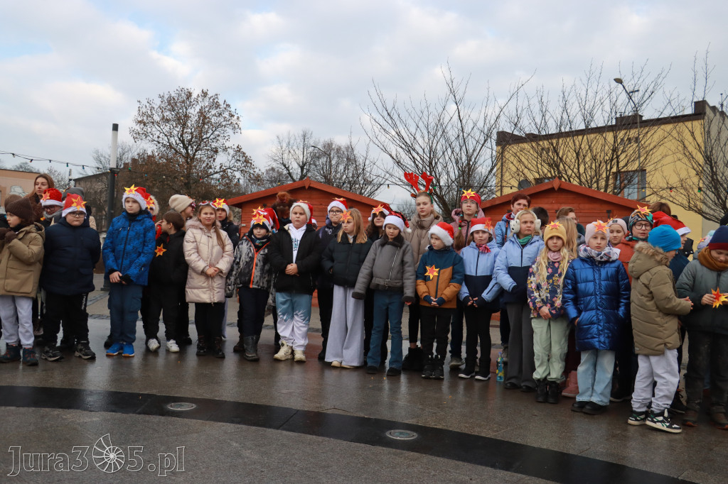Fotorelacja: Wspólne kolędowanie uczniów i przedszkolaków w Zawierciu