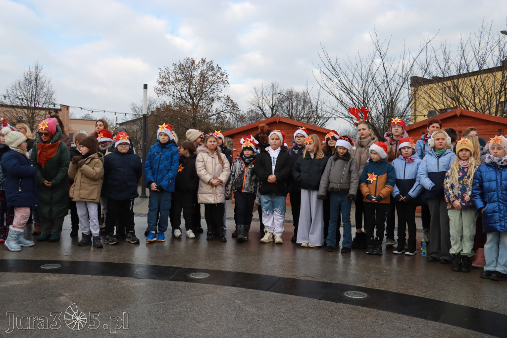 Fotorelacja: Wspólne kolędowanie uczniów i przedszkolaków w Zawierciu