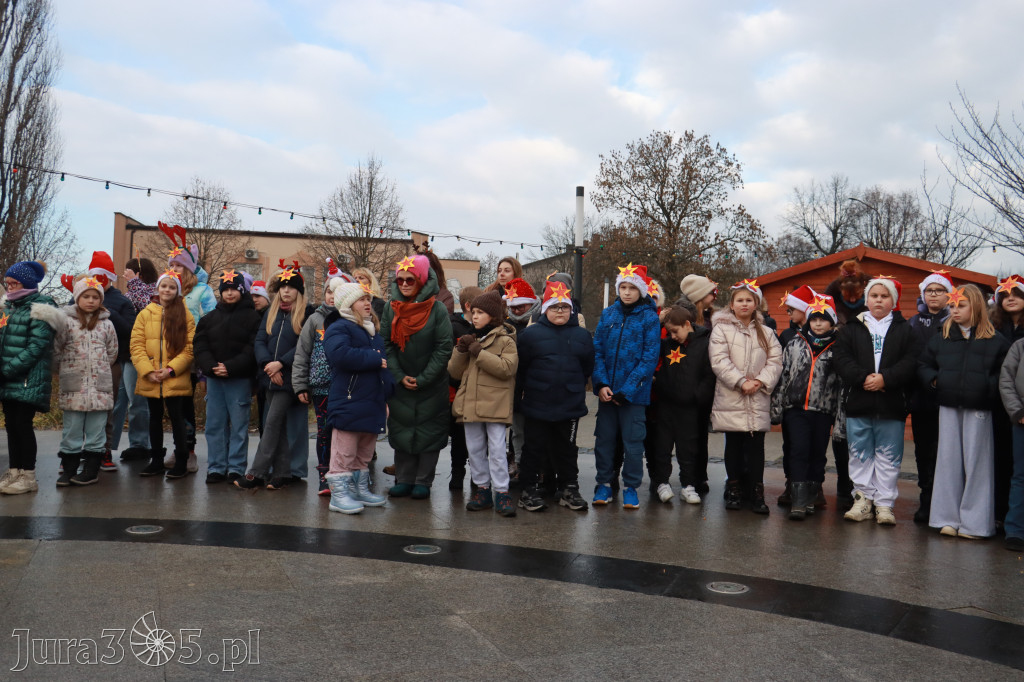 Fotorelacja: Wspólne kolędowanie uczniów i przedszkolaków w Zawierciu