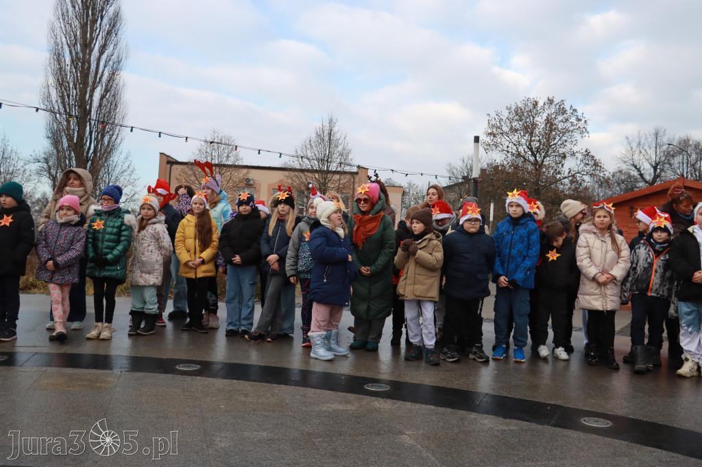 Fotorelacja: Wspólne kolędowanie uczniów i przedszkolaków w Zawierciu