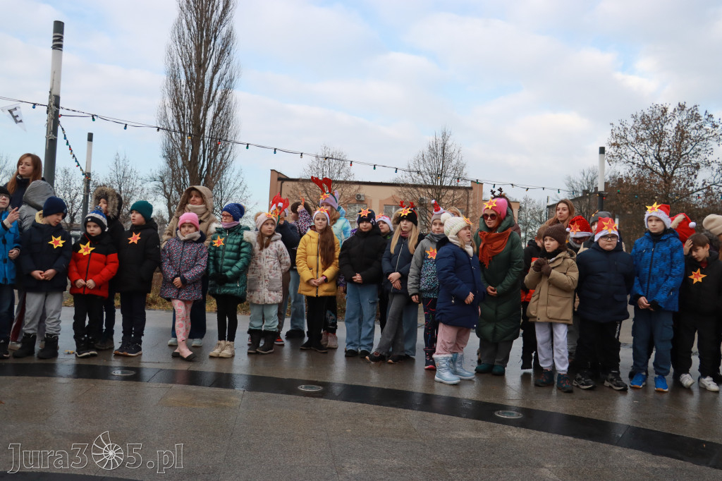 Fotorelacja: Wspólne kolędowanie uczniów i przedszkolaków w Zawierciu