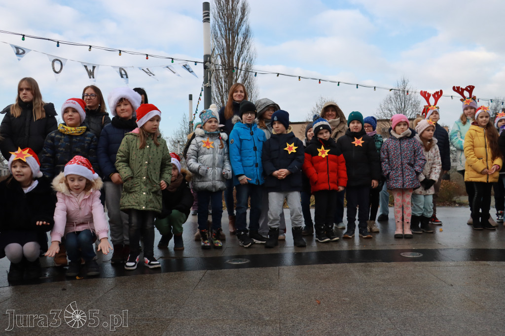 Fotorelacja: Wspólne kolędowanie uczniów i przedszkolaków w Zawierciu