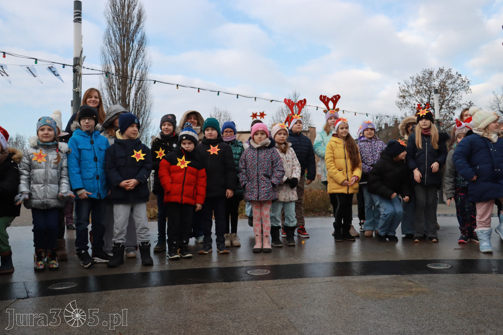 Fotorelacja: Wspólne kolędowanie uczniów i przedszkolaków w Zawierciu