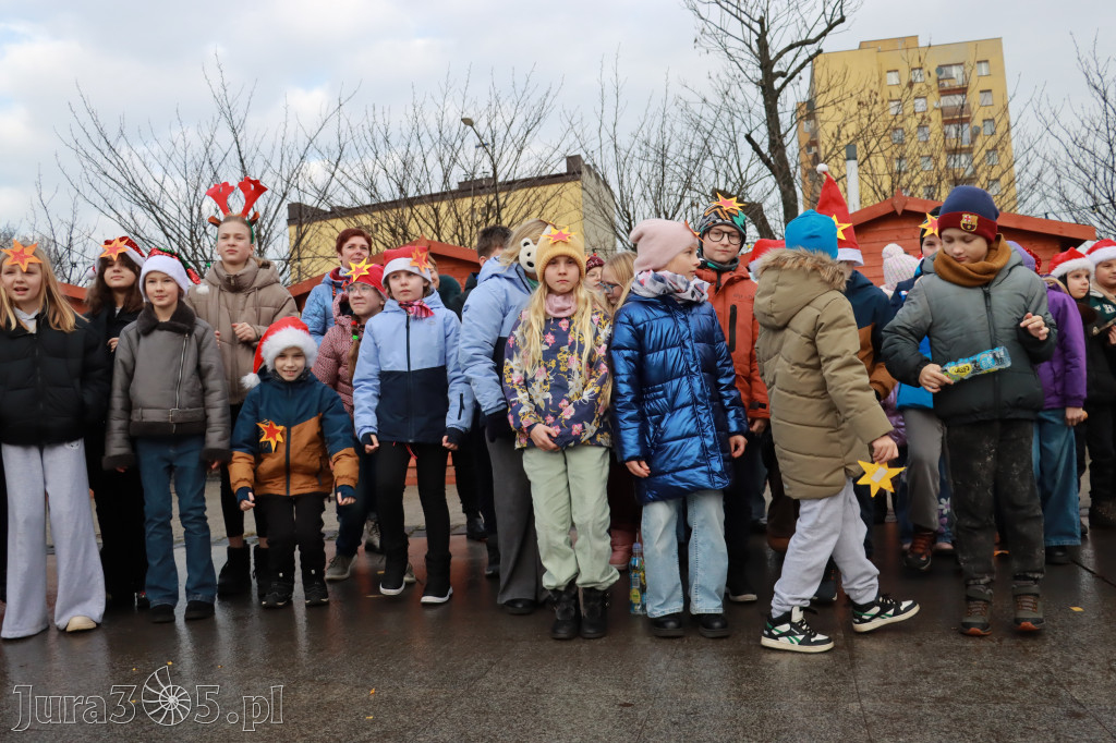 Fotorelacja: Wspólne kolędowanie uczniów i przedszkolaków w Zawierciu