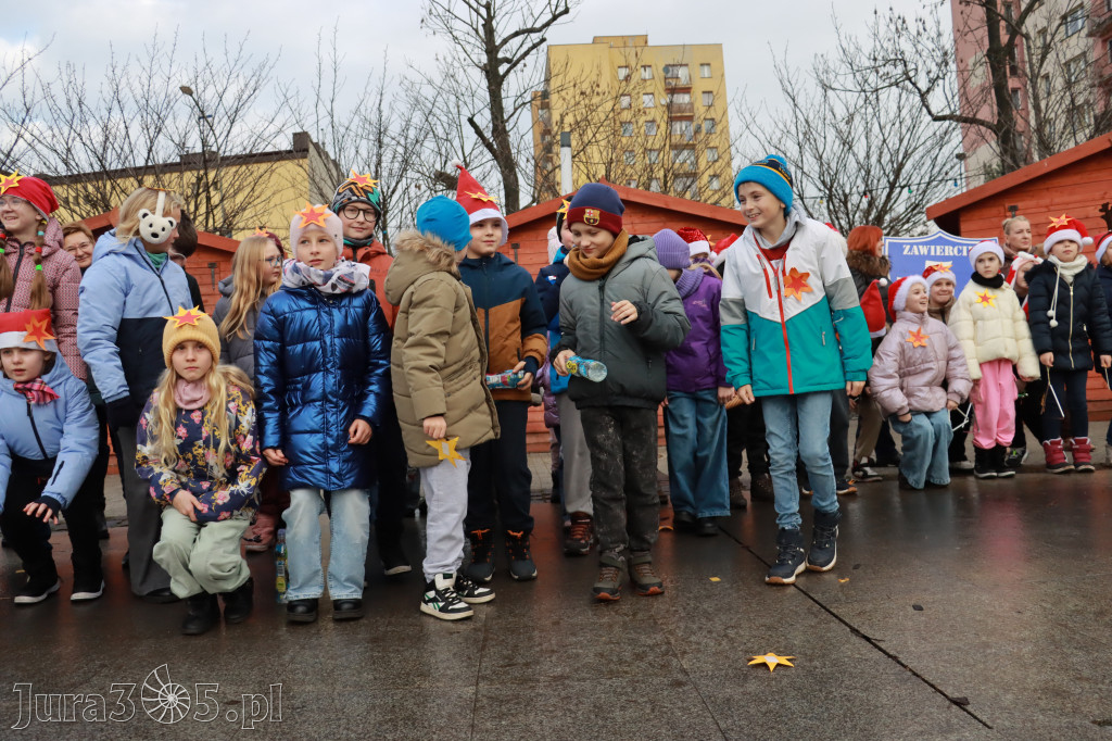 Fotorelacja: Wspólne kolędowanie uczniów i przedszkolaków w Zawierciu