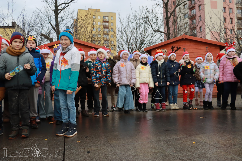 Fotorelacja: Wspólne kolędowanie uczniów i przedszkolaków w Zawierciu