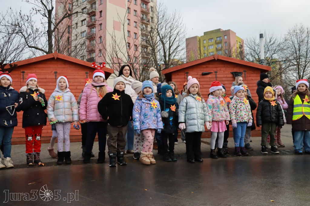 Fotorelacja: Wspólne kolędowanie uczniów i przedszkolaków w Zawierciu