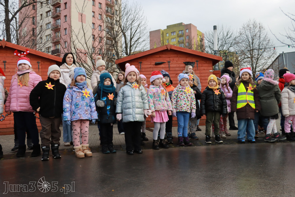 Fotorelacja: Wspólne kolędowanie uczniów i przedszkolaków w Zawierciu