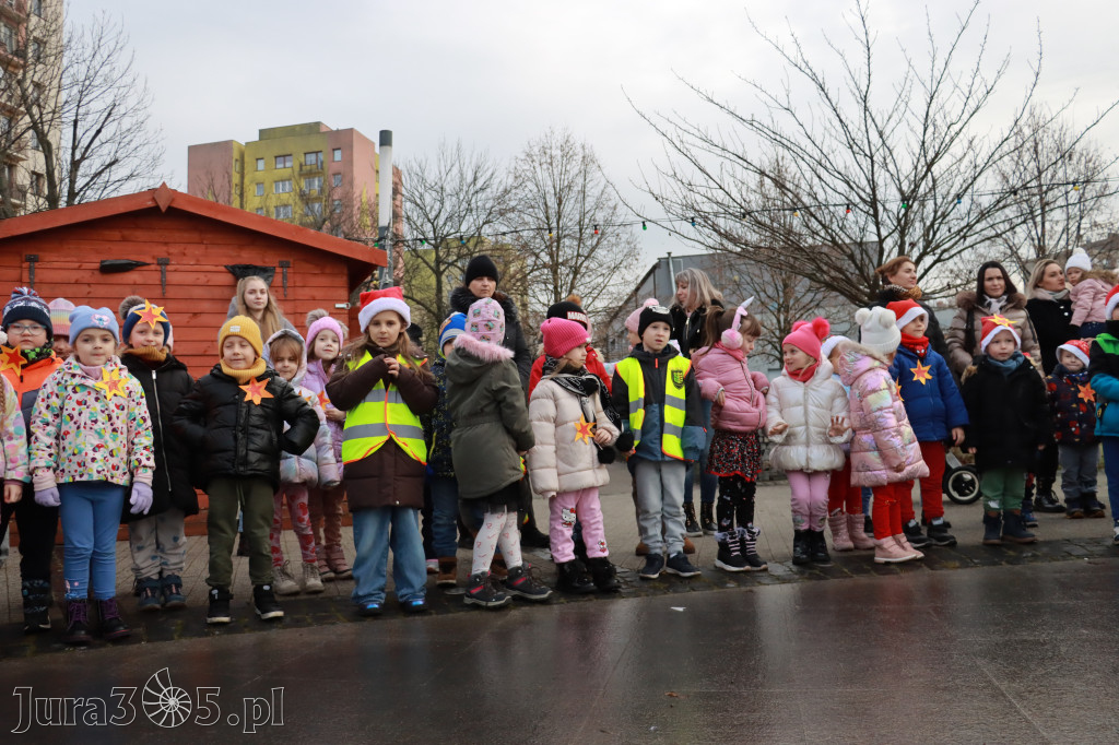 Fotorelacja: Wspólne kolędowanie uczniów i przedszkolaków w Zawierciu