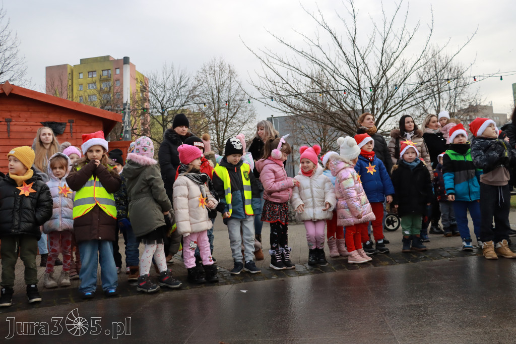 Fotorelacja: Wspólne kolędowanie uczniów i przedszkolaków w Zawierciu