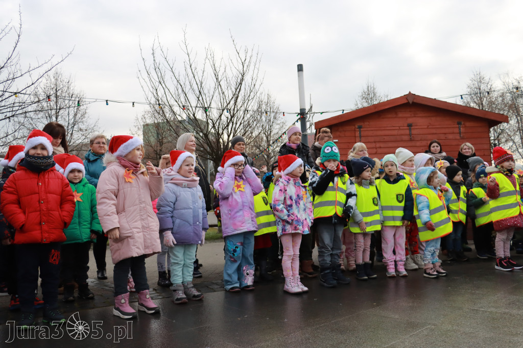 Fotorelacja: Wspólne kolędowanie uczniów i przedszkolaków w Zawierciu