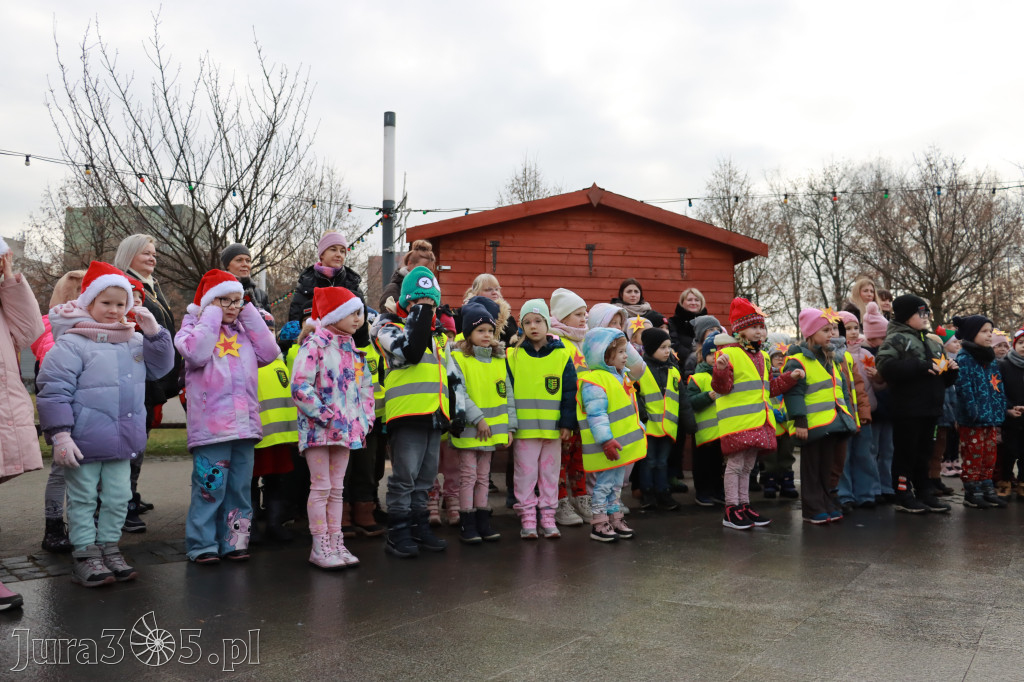 Fotorelacja: Wspólne kolędowanie uczniów i przedszkolaków w Zawierciu