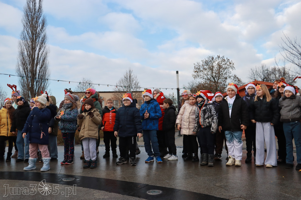 Fotorelacja: Wspólne kolędowanie uczniów i przedszkolaków w Zawierciu