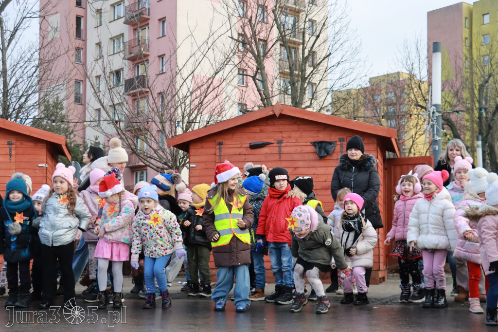 Fotorelacja: Wspólne kolędowanie uczniów i przedszkolaków w Zawierciu